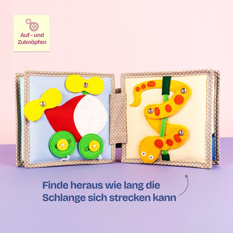 Das Peek-A-Boo Quiet Book lädt dein Baby ab 6 Monaten zu einer tollen Entdeckungsreise ein. Dieses Fühlbuch fördert die einzigartige Entwicklung deines Kindes und vereint Spaß und Lernen!
Die Mini Quiet Books von Jolly Designs wurden mit dem renommierten Junior Design Award ausgezeichnet – ein Zeichen für ihre herausragende Qualität und durchdachte Gestaltung.