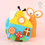 Die Travel Buddy Schnecke von Jolly Designs ist der perfekte Begleiter für kleine Entdecker ab 18 Monaten! Mit ihrem farbenfrohen Schneckenhaus voller interaktiver Aktivitäten lädt sie Kinder dazu ein, spielerisch ihre Feinmotorik, Kreativität und kognitiven Fähigkeiten zu fördern. Die liebevoll gestalteten Details und abwechslungsreichen Spielelemente machen jedes Abenteuer zu einem besonderen Erlebnis – ob zu Hause, im Wartezimmer oder auf Reisen.