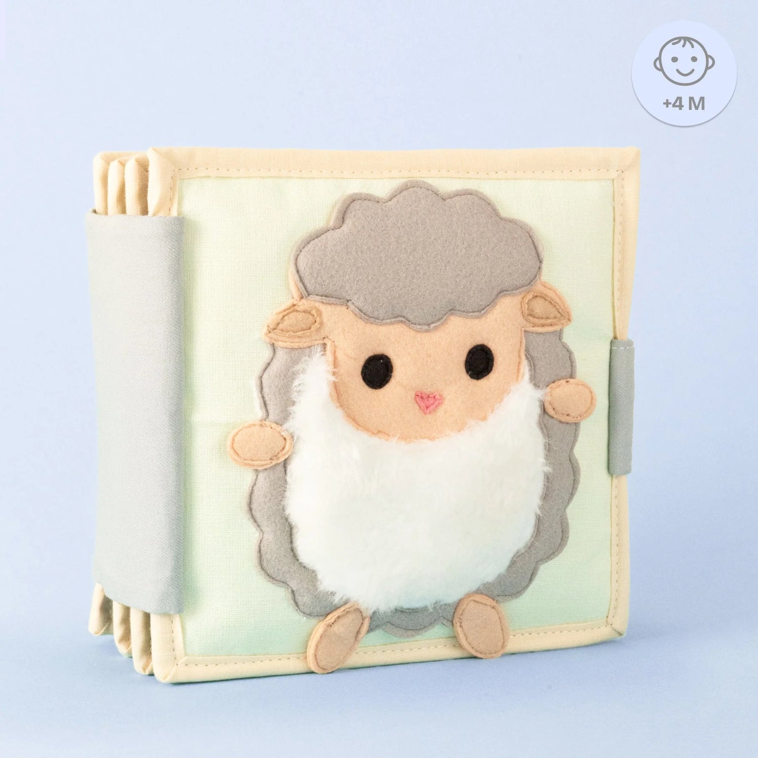 Das Mini Quiet Book "Happy Sheep" von Jolly Designs ist ideal für Babys ab 4 Monaten. Handgefertigt aus kinderfreundlichen und OEKO-TEX® zertifizierten Materialien, bietet dieses Buch sicheren, sensorischen Spielspaß und unterstützt dabei die frühkindliche Entwicklung.
Mit seiner hochwertigen Verarbeitung und liebevollen Gestaltung überzeugt es auf ganzer Linie.