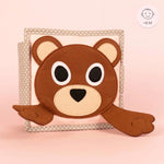 Das Peek-A-Boo Quiet Book lädt dein Baby ab 6 Monaten zu einer tollen Entdeckungsreise ein. Dieses Fühlbuch fördert die einzigartige Entwicklung deines Kindes und vereint Spaß und Lernen!
Die Mini Quiet Books von Jolly Designs wurden mit dem renommierten Junior Design Award ausgezeichnet – ein Zeichen für ihre herausragende Qualität und durchdachte Gestaltung.