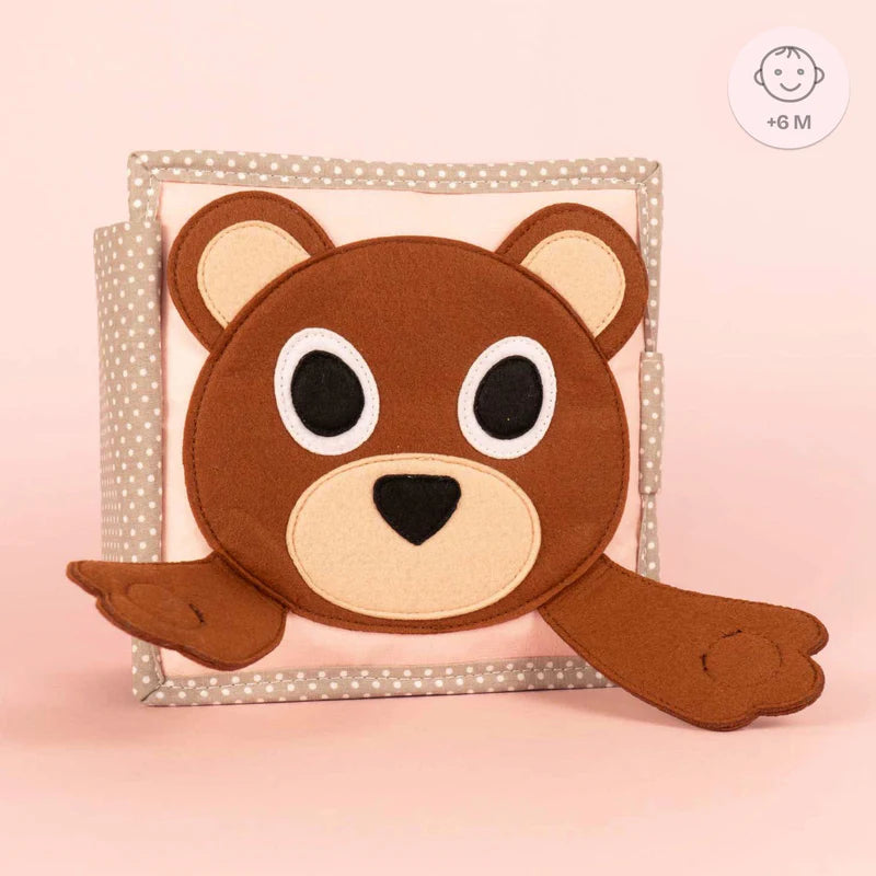 Das Peek-A-Boo Quiet Book lädt dein Baby ab 6 Monaten zu einer tollen Entdeckungsreise ein. Dieses Fühlbuch fördert die einzigartige Entwicklung deines Kindes und vereint Spaß und Lernen!
Die Mini Quiet Books von Jolly Designs wurden mit dem renommierten Junior Design Award ausgezeichnet – ein Zeichen für ihre herausragende Qualität und durchdachte Gestaltung.