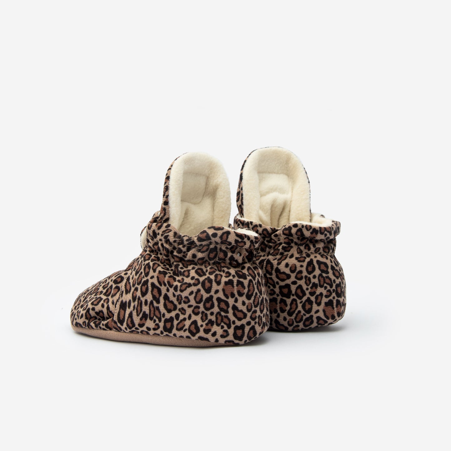 Die Kings & Rebels Baby Booties wurden mit einem einfachen und praktischen Druckknopf- Verschluss entworfen, was das Anziehen von strampelnden Babys in wenigen Sekunden ermöglicht.
Der komplett um die Ferse verlaufende und über dem Knöchel sitzende, integrierte Gummizug verhindert auch bei sehr aktiven Babys das Herunterrutschen des Booties.
Die Booties passen sich perfekt an die individuelle Form der Babyfüße an und schränken somit die natürliche Entwicklung in keinster Weise ein.
Alle Kings &