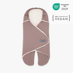 Die emma & noah Einschlagdecke aus Bio-Baumwolle mit Teddyfutter hält Dein Baby warm und kuschelig. Sie ist einfach zu bedienen, passt für alle gängigen Gurtsysteme und die verstellbare Kapuze wächst mit. Perfekt für kalte Tage unterwegs.