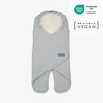 Die emma & noah Einschlagdecke aus Bio-Baumwolle hält Dein Baby warm und kuschelig. Mit weichem Teddyfutter und wattierter Füllung sorgt sie für Komfort. Dank einfacher Handhabung und Gurtschlitzen passt sie in Babyschale und Kinderwagen. Die verstellbare Kapuze wächst mit Deinem Baby mit.