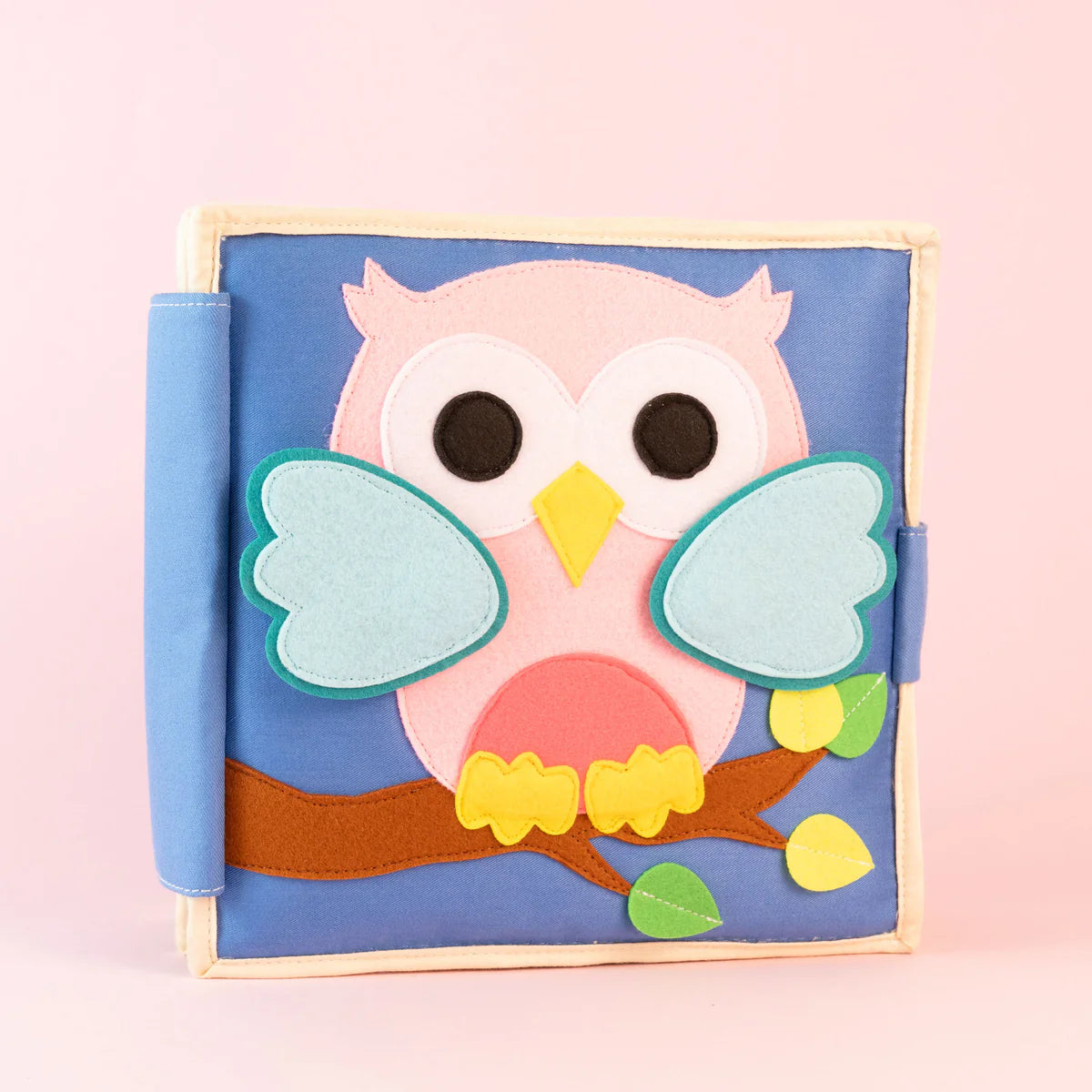 Das Quiet Book Pastell Junge Eule ist ein liebevoll handgefertigtes Stoffbuch, das Kinder ab 12 Monaten auf eine bunte Entdeckungsreise einlädt. Mit farbenfrohen Formen, einem Marienkäfer mit Reißverschluss, lustigen Fingerpuppen und einem Regenbogen zum Knöpfen verbindet dieses Buch motorische Übungen mit kreativem Spiel. Kinder lernen Farben und Formen kennen, trainieren Geduld und Geschicklichkeit und tauchen in kleine Geschichten ein, die mit den Figuren lebendig werden.