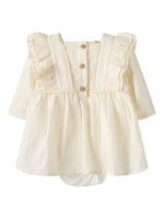 Das Kleid von Lil'Ateilier vereint auf harmonische Weise Schönheit und elegante Raffinesse.