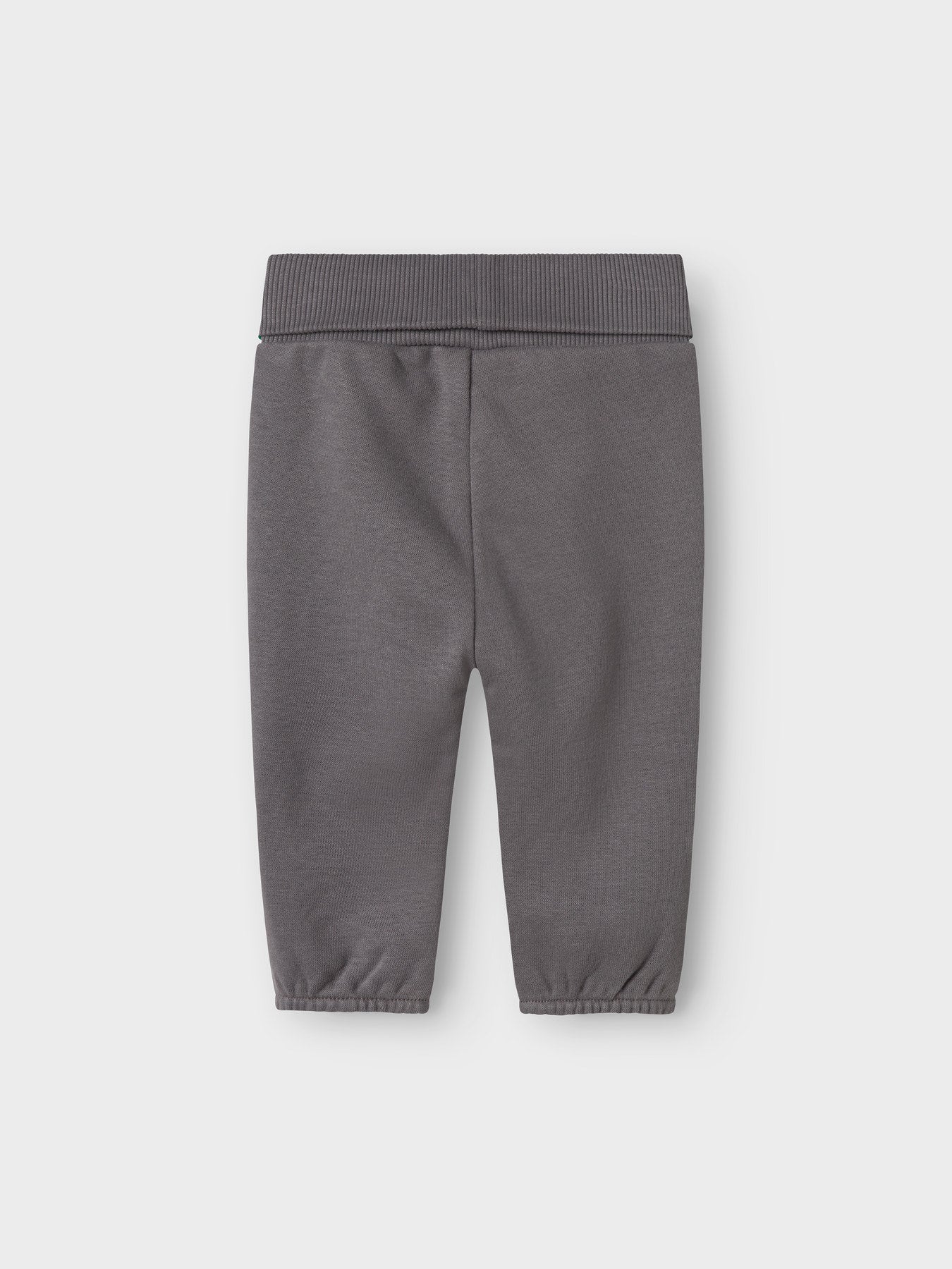 Diese graue Hose von Lil'Atelier überzeugt durch zeitloses Design und vielseitigen Tragekomfort.