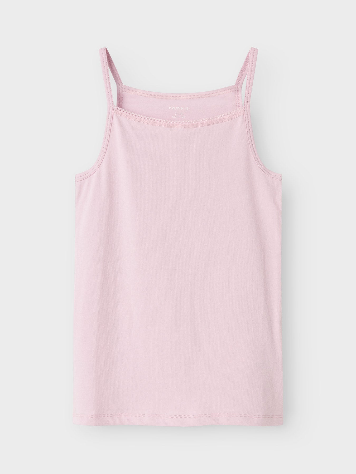 Das zweiteilige Set Unterhemden von name it ergänzt die passenden Panties perfekt.