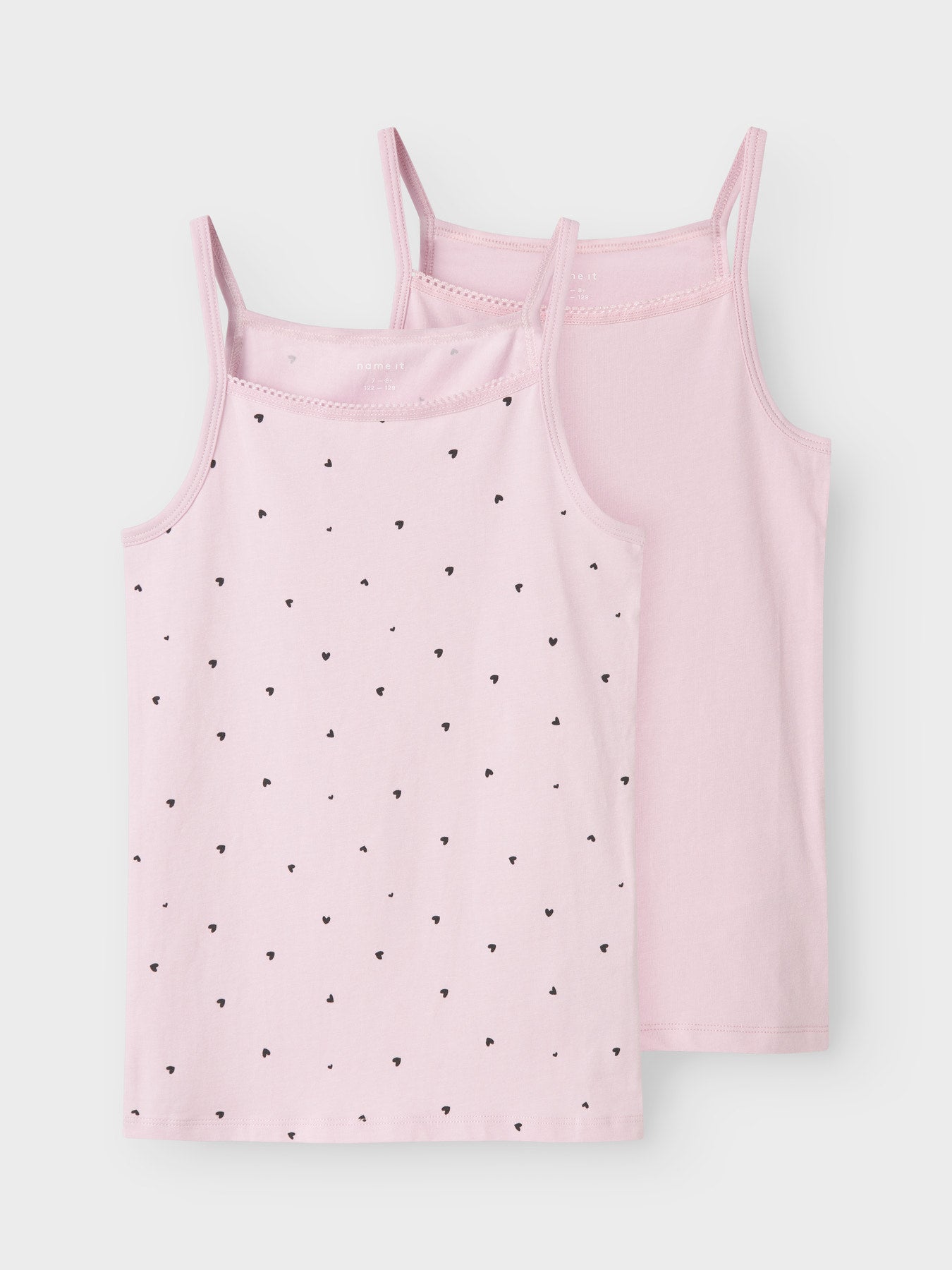 Das zweiteilige Set Unterhemden von name it ergänzt die passenden Panties perfekt.