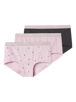 Das 3er-Pack Slips von name it besticht durch stilvolles Design und hohen Tragekomfort; passende Unterhemden sind ebenfalls erhältlich.