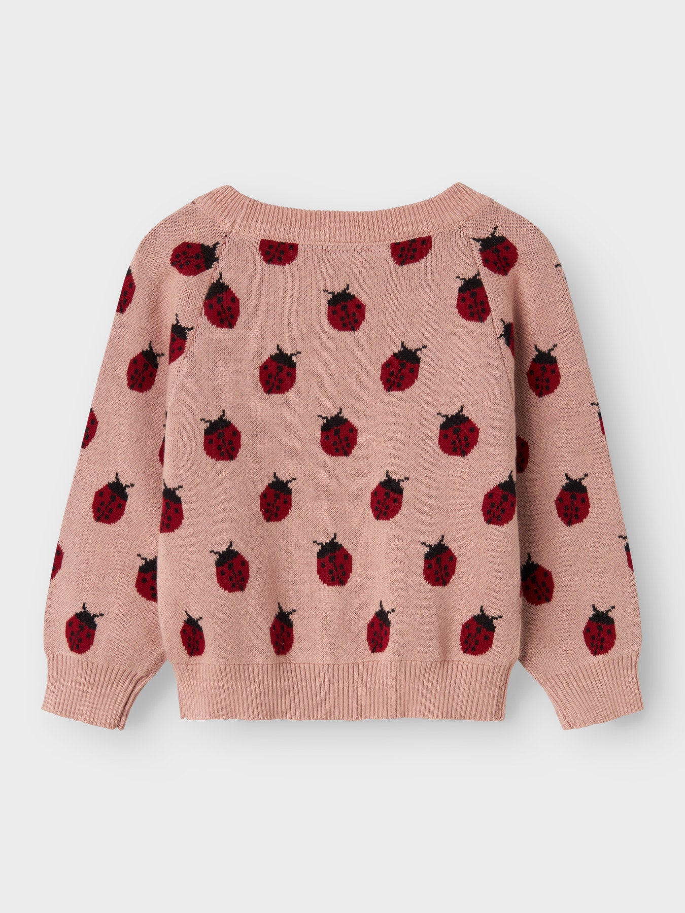 Der Strickpullover von Lil'Atelier mit niedlichem Marienkäfermotiv bringt spielerischen Charme in jeden Look.