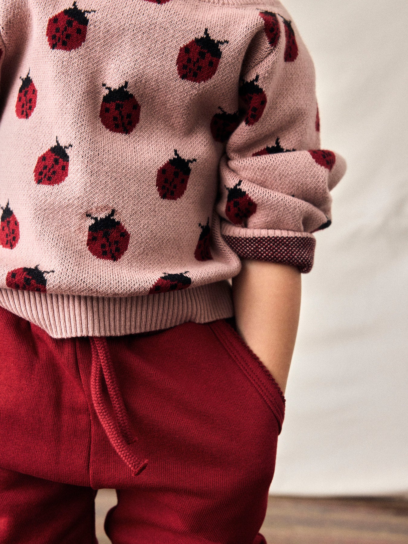 Der Strickpullover von Lil'Atelier mit niedlichem Marienkäfermotiv bringt spielerischen Charme in jeden Look.