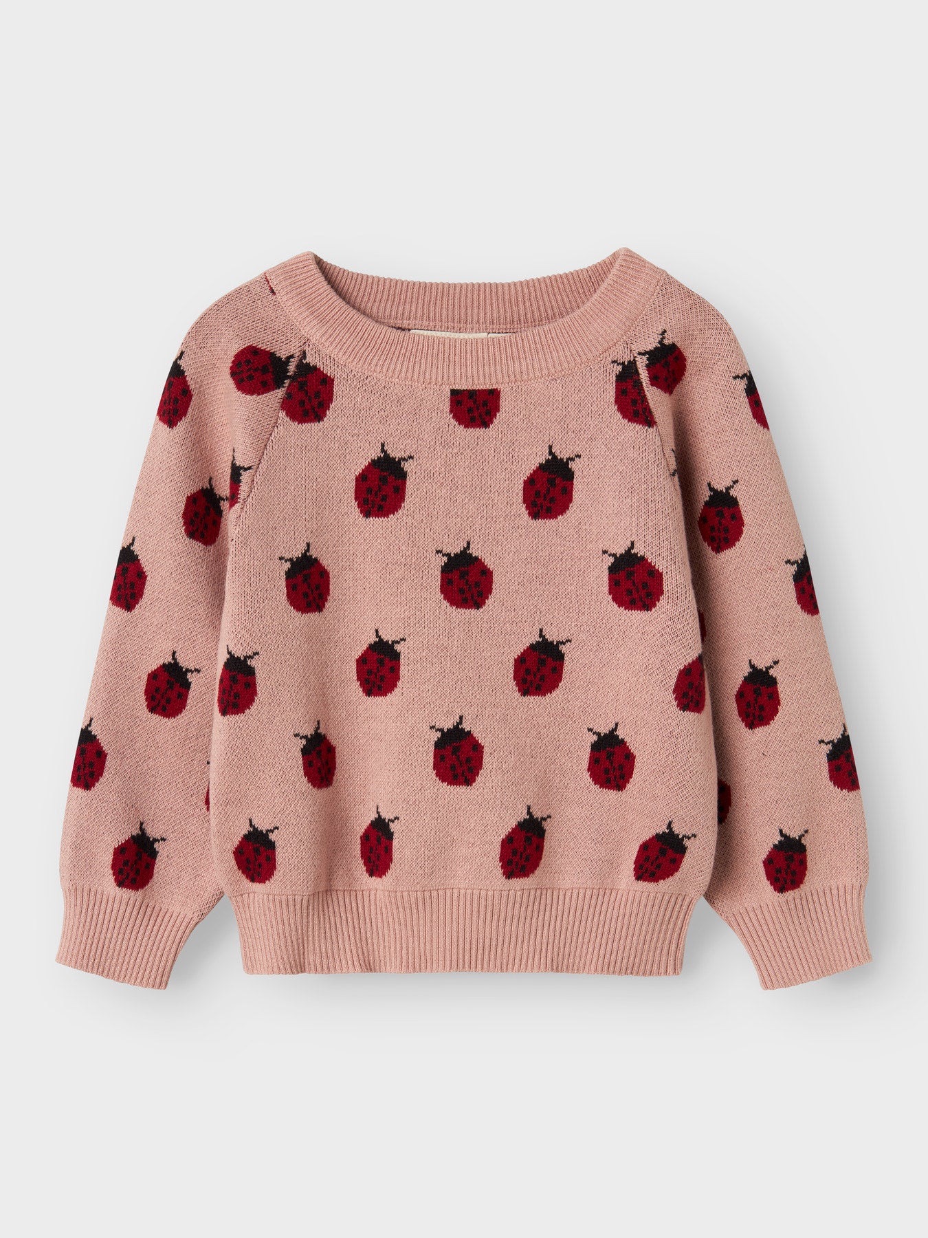Der Strickpullover von Lil'Atelier mit niedlichem Marienkäfermotiv bringt spielerischen Charme in jeden Look.
