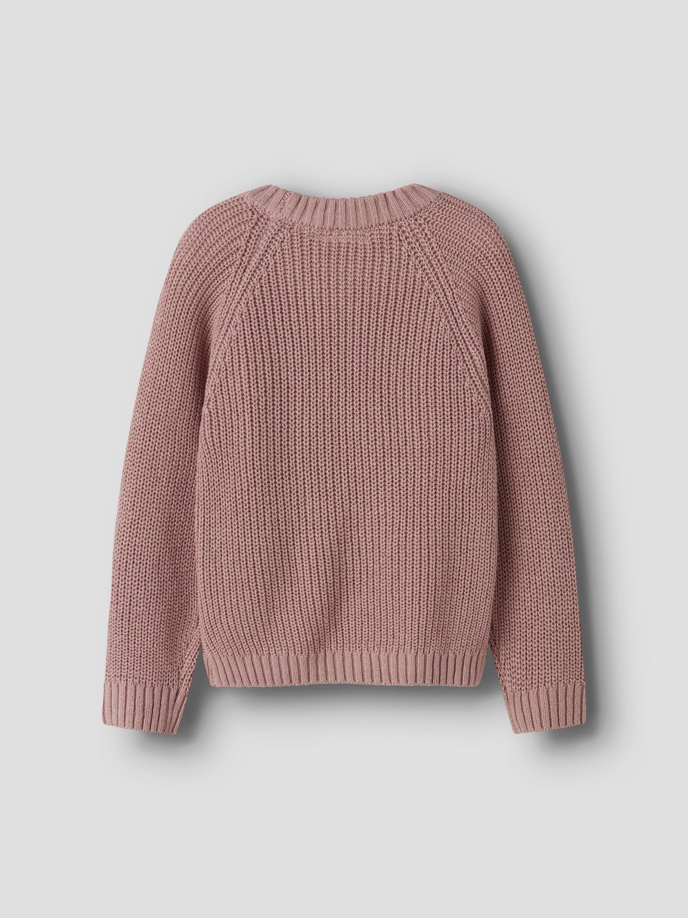 Das rosa Strickoberteil von Lil'Atelier besticht durch seinen liebevollen Love-Schriftzug und verleiht jedem Outfit eine charmante Note.