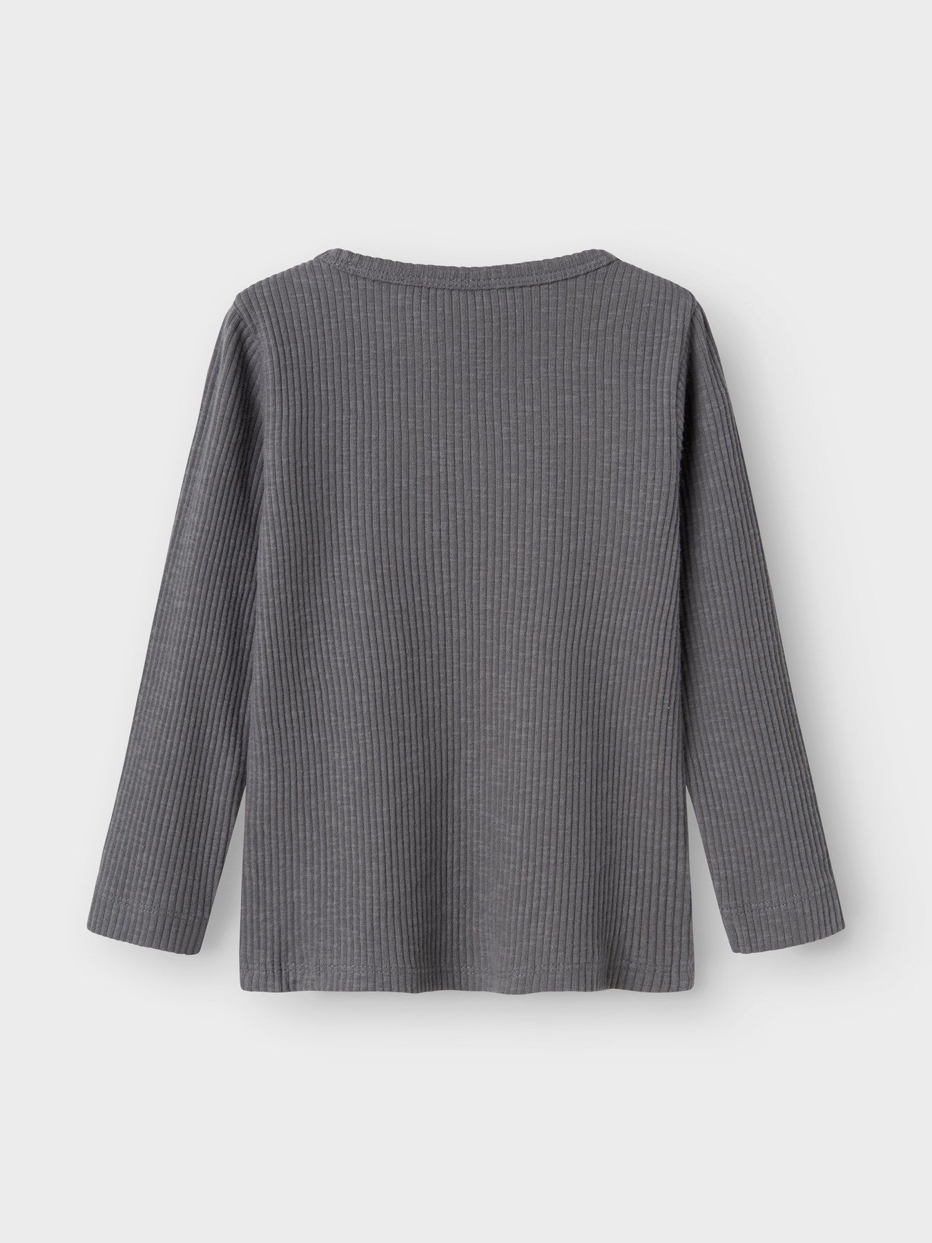 Dieses graue Langarmshirt von Lil'Atelier überzeugt durch zeitloses Design und angenehmen Tragekomfort.