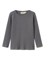 Dieses graue Langarmshirt von Lil'Atelier überzeugt durch zeitloses Design und angenehmen Tragekomfort.