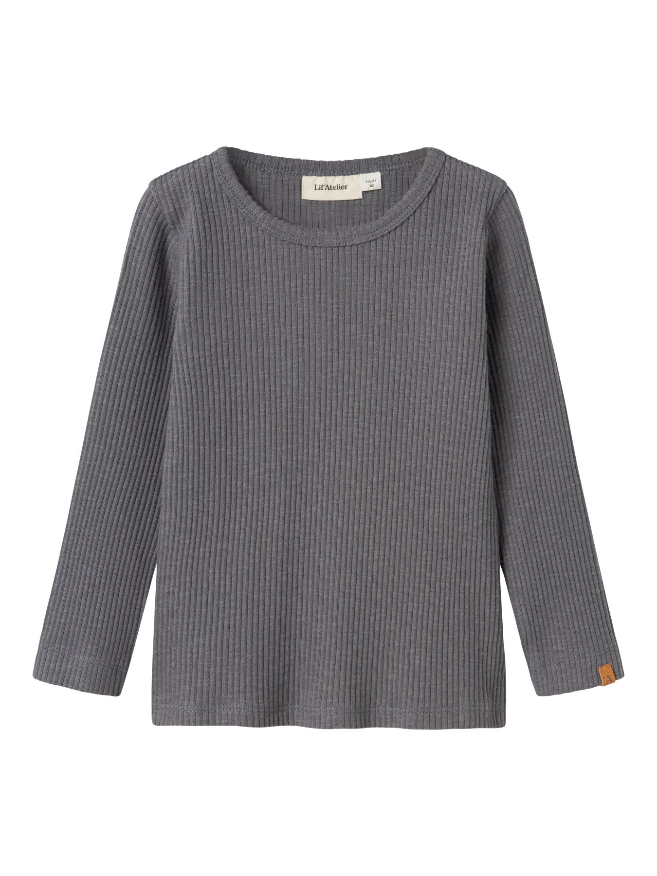 Dieses graue Langarmshirt von Lil'Atelier überzeugt durch zeitloses Design und angenehmen Tragekomfort.