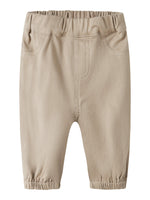 Lil' Atelier Hose – bequeme Eleganz für jeden Tag. Hochwertig verarbeitete Hosen, die deinen Look perfekt vervollständigen und dich überall selbstbewusst aussehen lassen.