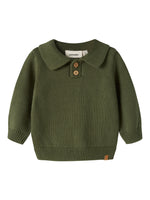 Das dunkelgrüne Knit Polo-Shirt von Lil'Atelier besticht durch seine hochwertige Verarbeitung und nachhaltige Materialzusammensetzung. Die Kombination aus 80% Bio-Baumwolle und 20% recycelter Baumwolle sorgt für optimalen Tragekomfort und Langlebigkeit.