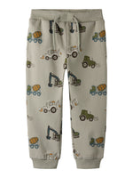 Gemütliche Jogginghose von name it mit praktischer Innenjustierung und Traktorprint – perfekt für kleine Abenteurer, die es gerne bequem und stylish mögen!