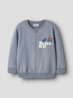Der Sweat Cardigan von name it ist eine vielseitige Weste aus hochwertigen Materialien. Die Kombination aus 75% Bio-Baumwolle, 20% recycelter Baumwolle und 5% Elastane sorgt für optimalen Komfort und Langlebigkeit. Das klassische blaue Design passt zu vielen Outfits und macht die Weste zum perfekten Begleiter für jeden Tag. Die nachhaltige Materialzusammensetzung unterstreicht das Engagement für umweltbewusste Mode.