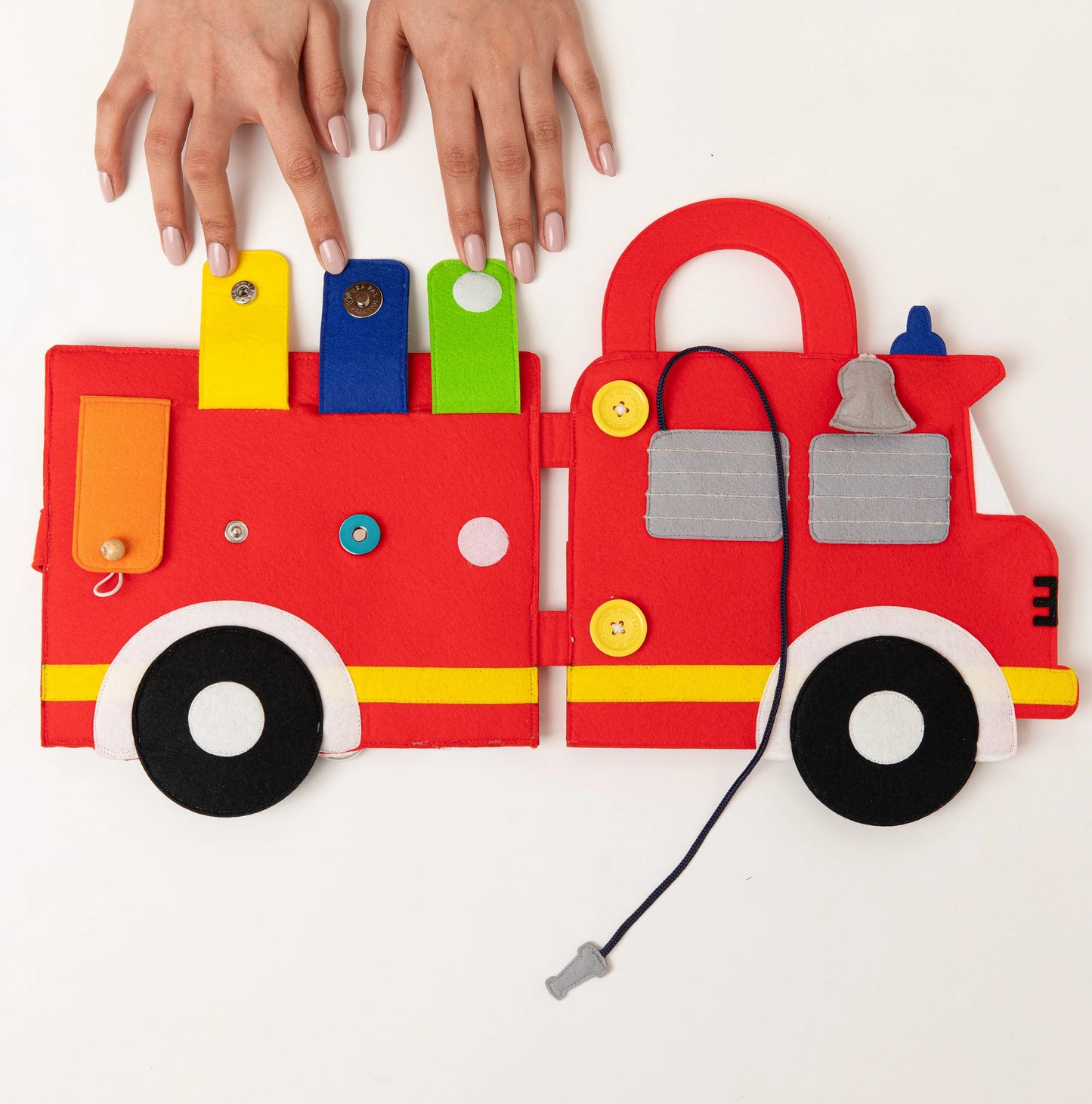 Begib dich auf eine abenteuerliche Reise mit unserem faszinierenden Travel Buddy Feuerwehr! Dieser fröhliche Begleiter in leuchtendem Rot bietet nicht nur Spielspaß, sondern fördert auch eine Vielzahl von Fähigkeiten. Dein kleiner Feuerwehrmann oder deine kleine Feuerwehrfrau wird von den spannenden Details und Aktivitäten begeistert sein. Ab 18 Monaten geeignet.