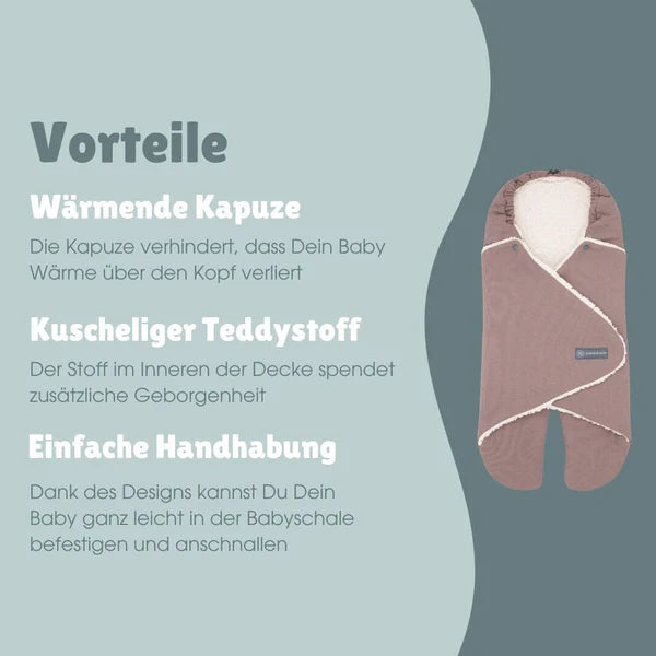 Die emma & noah Einschlagdecke aus Bio-Baumwolle mit Teddyfutter hält Dein Baby warm und kuschelig. Sie ist einfach zu bedienen, passt für alle gängigen Gurtsysteme und die verstellbare Kapuze wächst mit. Perfekt für kalte Tage unterwegs.