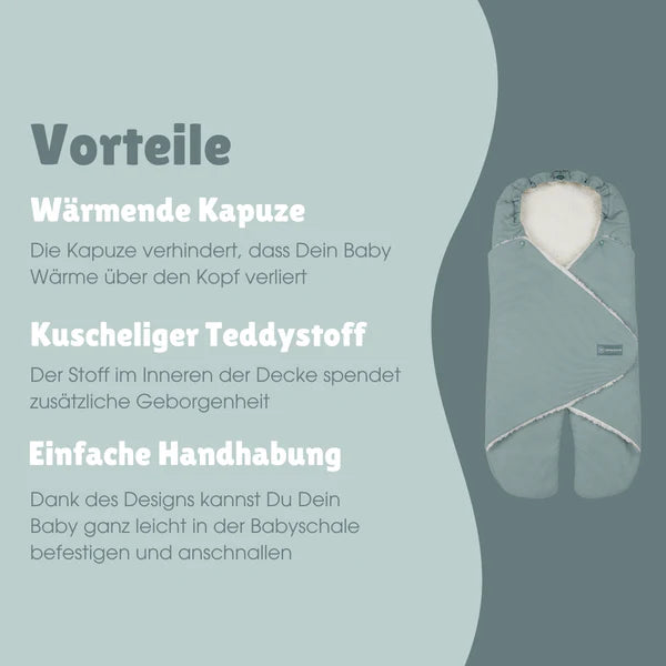 Die emma & noah Einschlagdecke aus Bio-Baumwolle hält Dein Baby warm und gemütlich. Mit Teddyfutter und Wattierung sorgt sie für Komfort. Die Decke passt in Babyschale und Kinderwagen und wächst dank verstellbarer Kapuze mit. Einfaches Einwickeln garantiert schnelle Nutzung.