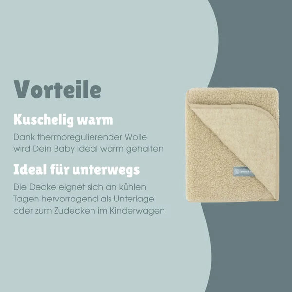 Diese weiche Kuscheldecke aus 100% Merinowolle bietet angenehme Wärme und ist dank Teddystoff besonders gemütlich. Mit der Größe von 75×95 cm eignet sie sich ideal für Zuhause, unterwegs und den Kinderwagen. Hautfreundlich und vielseitig einsetzbar.