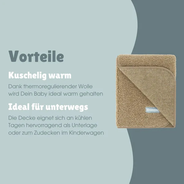 Diese weiche Kuscheldecke aus 100% Merinowolle bietet angenehme Wärme und ist dank Teddystoff besonders gemütlich. Mit der Größe von 75×95 cm eignet sie sich ideal für Zuhause, unterwegs und den Kinderwagen. Hautfreundlich und vielseitig einsetzbar.