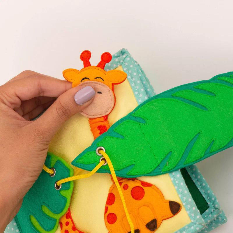 Begib dich auf eine spannende Reise in die faszinierende Wildnis des Mini Quiet Book "Jolly Jungle" von Jolly Designs! Dieses handgefertigte Buch ist perfekt für kleine Entdecker ab 18 Monaten und bietet sicheren Spielspaß aus kinderfreundlichen, OEKO-TEX® zertifizierten Materialien. Mit seinen 6 weichen Seiten führt es Kinder in die Welt der Tiere und fördert dabei spielerisch ihre motorischen und kognitiven Fähigkeiten.