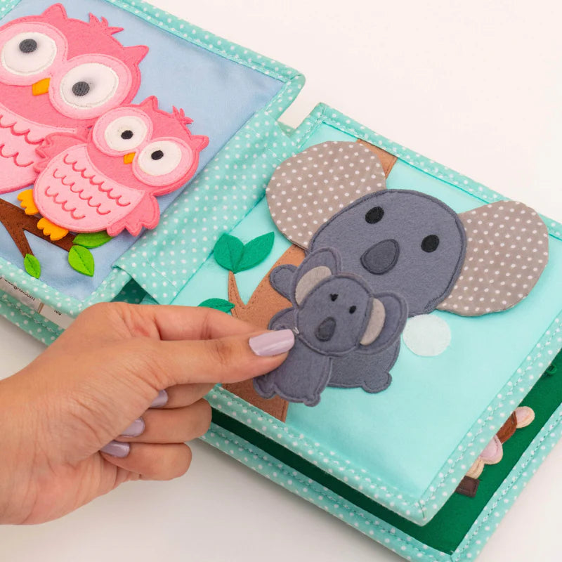 Begib dich auf eine spannende Reise in die faszinierende Wildnis des Mini Quiet Book "Jolly Jungle" von Jolly Designs! Dieses handgefertigte Buch ist perfekt für kleine Entdecker ab 18 Monaten und bietet sicheren Spielspaß aus kinderfreundlichen, OEKO-TEX® zertifizierten Materialien. Mit seinen 6 weichen Seiten führt es Kinder in die Welt der Tiere und fördert dabei spielerisch ihre motorischen und kognitiven Fähigkeiten.
