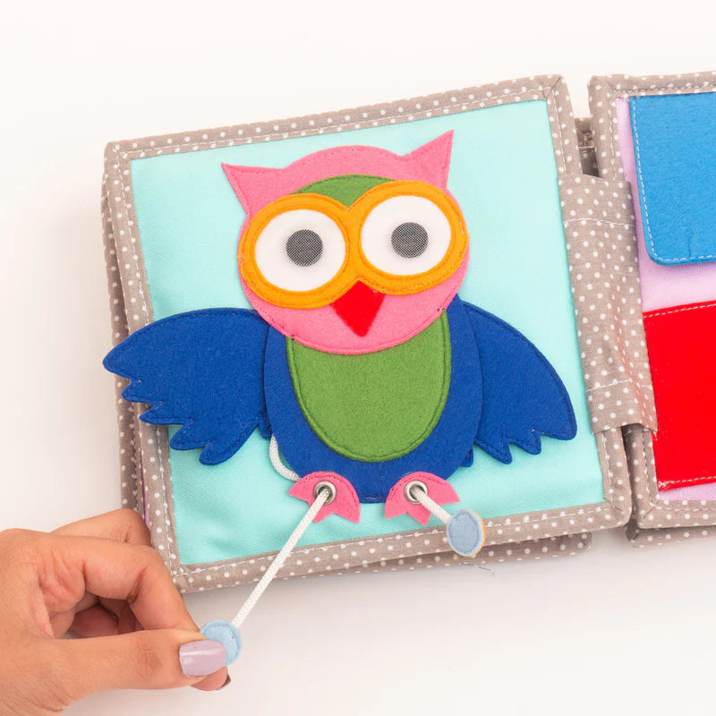 Das Peek-A-Boo Quiet Book lädt dein Baby ab 6 Monaten zu einer tollen Entdeckungsreise ein. Dieses Fühlbuch fördert die einzigartige Entwicklung deines Kindes und vereint Spaß und Lernen!
Die Mini Quiet Books von Jolly Designs wurden mit dem renommierten Junior Design Award ausgezeichnet – ein Zeichen für ihre herausragende Qualität und durchdachte Gestaltung.