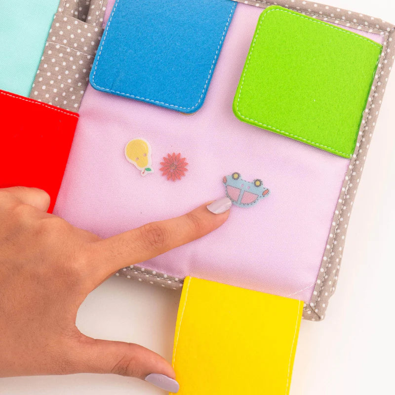 Das Peek-A-Boo Quiet Book lädt dein Baby ab 6 Monaten zu einer tollen Entdeckungsreise ein. Dieses Fühlbuch fördert die einzigartige Entwicklung deines Kindes und vereint Spaß und Lernen!
Die Mini Quiet Books von Jolly Designs wurden mit dem renommierten Junior Design Award ausgezeichnet – ein Zeichen für ihre herausragende Qualität und durchdachte Gestaltung.