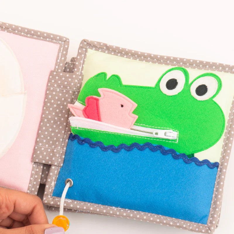 Das Peek-A-Boo Quiet Book lädt dein Baby ab 6 Monaten zu einer tollen Entdeckungsreise ein. Dieses Fühlbuch fördert die einzigartige Entwicklung deines Kindes und vereint Spaß und Lernen!
Die Mini Quiet Books von Jolly Designs wurden mit dem renommierten Junior Design Award ausgezeichnet – ein Zeichen für ihre herausragende Qualität und durchdachte Gestaltung.