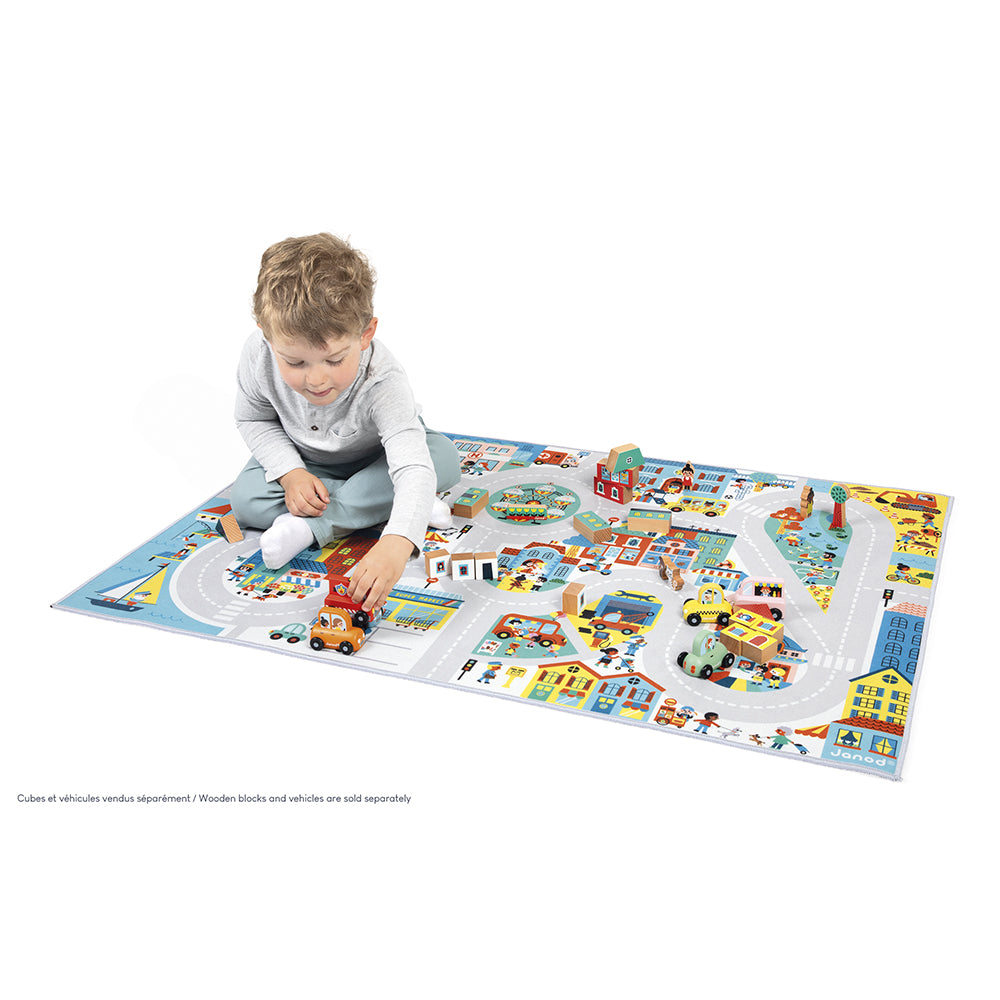 Willkommen in dieser bunten, wuseligen Stadt, in der sich an jeder Straßenecke eine Überraschung verbirgt! Dieser Spielteppich mit dem Stadtmotiv verfügt über eine breite und lange Straße, die dazu einlädt, jedes Viertel zu entdecken und sich die unterschiedlichsten Geschichten auszudenken!
Der Teppich regt die Phantasie an, ermöglicht es, den Wortschatz zu erweitern und fungiert außerdem als Suchbild. Findest du den Briefträger? Bringen Sie Ihrem Kind mit dem Stadtmotiv