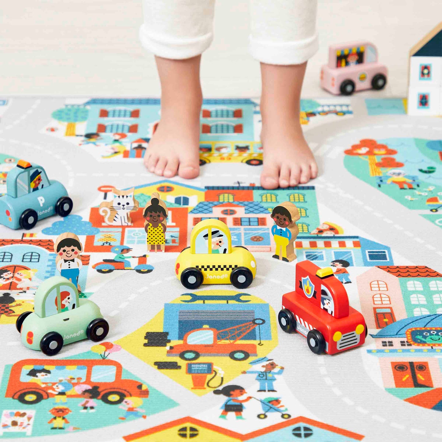 Willkommen in dieser bunten, wuseligen Stadt, in der sich an jeder Straßenecke eine Überraschung verbirgt! Dieser Spielteppich mit dem Stadtmotiv verfügt über eine breite und lange Straße, die dazu einlädt, jedes Viertel zu entdecken und sich die unterschiedlichsten Geschichten auszudenken!
Der Teppich regt die Phantasie an, ermöglicht es, den Wortschatz zu erweitern und fungiert außerdem als Suchbild. Findest du den Briefträger? Bringen Sie Ihrem Kind mit dem Stadtmotiv