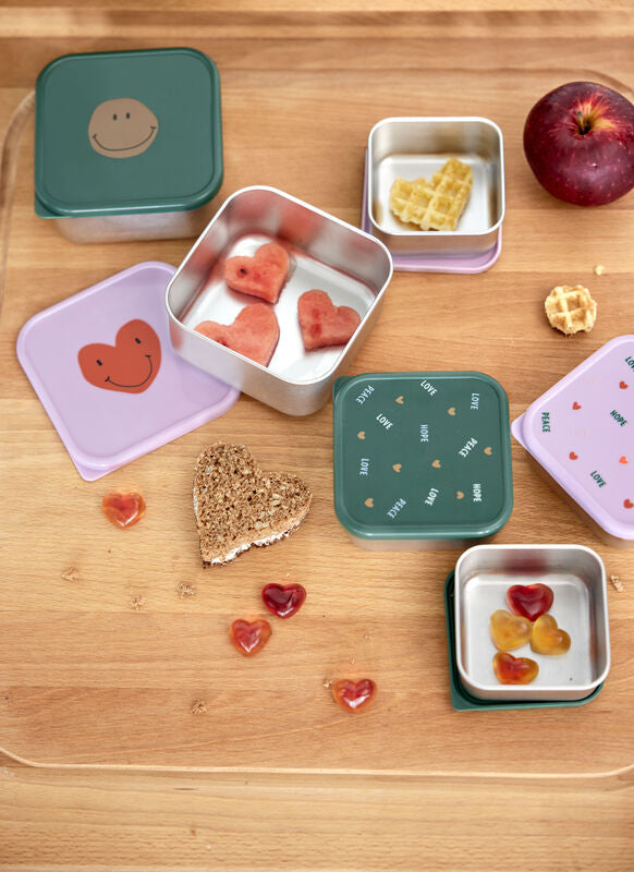 Die quadratischen Edelstahl Snackboxen aus der Happy Rascals Kollektion sind ideal für kleine Snacks unterwegs. Die Dosen sind BPA-frei, spülmaschinengeeignet und platzsparend ineinander stapelbar.