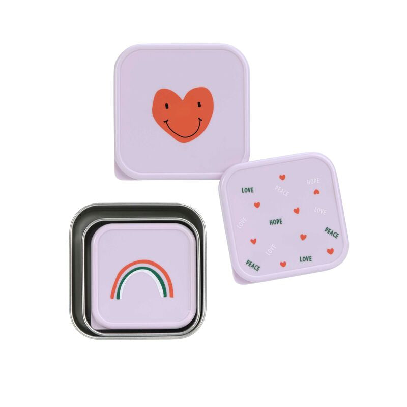 Die quadratischen Edelstahl Snackboxen aus der Happy Rascals Kollektion sind ideal für kleine Snacks unterwegs. Die Dosen sind BPA-frei, spülmaschinengeeignet und platzsparend ineinander stapelbar.