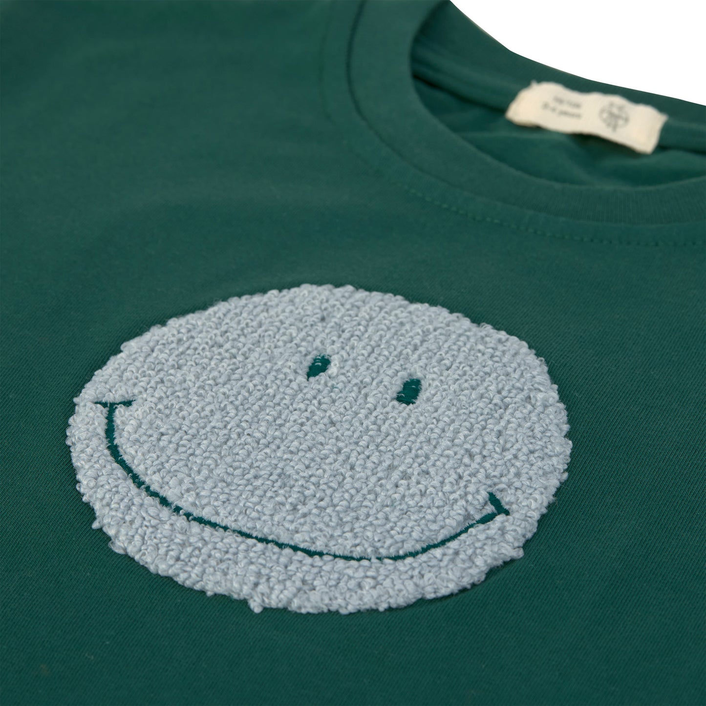 Das stylishe Kinder Shirt in Grün macht das Outfit der Kids zum Hingucker! Das GOTS-zertifizierte Kurzarm Shirt aus Baumwolle (bio) rundet in modischen Farben und auffälligen Aufdrucken jeden Look ab. Bis Größe 86/92: Druckknöpfe an der Schulter.
