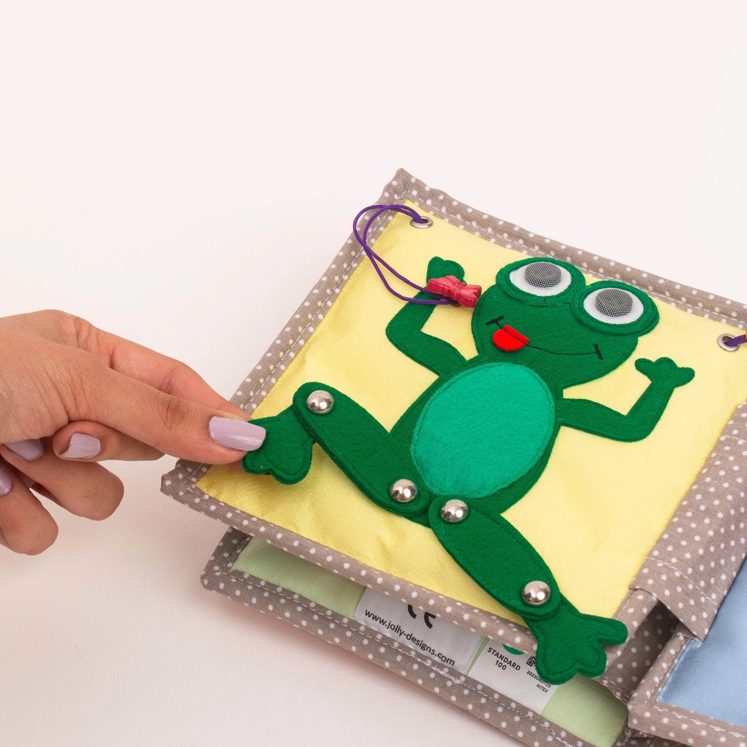 Mit dem Dösender Löwe Quiet Book zieht ein zauberhaftes Lernspielzeug ins Zimmer deines Kindes ein. Dieses Quiet Book fördert die individuelle Entwicklung und bringt spielerischen Lernspaß ab dem 1. Geburtstag!