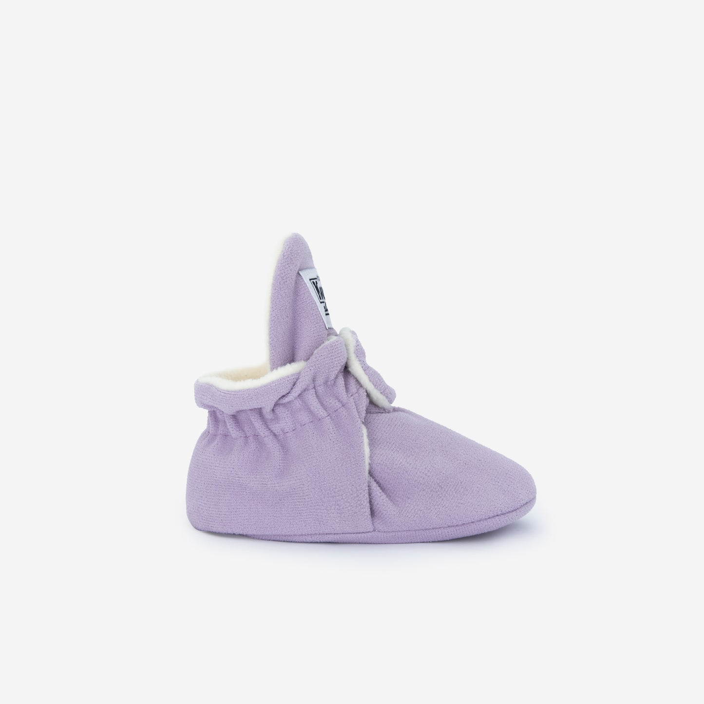 Beschreibung
Die Kings & Rebels Baby Booties wurden mit einem einfachen und praktischen Druckknopf- Verschluss entworfen, was das Anziehen von strampelnden Babys in wenigen Sekunden ermöglicht.
Der komplett um die Ferse verlaufende und über dem Knöchel sitzende, integrierte Gummizug verhindert auch bei sehr aktiven Babys das Herunterrutschen des Booties.
Die Booties passen sich perfekt an die individuelle Form der Babyfüße an und schränken somit die natürliche Entwicklung in keinster Weise ein.
