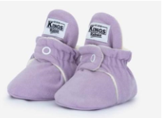 Die Kings & Rebels Baby Booties wurden mit einem einfachen und praktischen Druckknopf- Verschluss entworfen, was das Anziehen von strampelnden Babys in wenigen Sekunden ermöglicht.
Der komplett um die Ferse verlaufende und über dem Knöchel sitzende, integrierte Gummizug verhindert auch bei sehr aktiven Babys das Herunterrutschen des Booties.
Die Booties passen sich perfekt an die individuelle Form der Babyfüße an und schränken somit die natürliche Entwicklung in keinster Weise ein.
Alle Kings &
