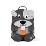 Der Rucksack Large Friend Hund von Affenzahn ist der perfekte Begleiter für kleine Abenteurer. Mit seinem liebevollen Hundedesign und der robusten Verarbeitung bietet er ausreichend Platz für Schulutensilien, Spielzeug und persönliche Gegenstände. Die ergonomischen Schultergurte sorgen für angenehmen Tragekomfort, während die hochwertige Verarbeitung Langlebigkeit garantiert. Ideal für Kinder, die ihren eigenen Stil ausdrücken möchten – praktisch, sicher und wunderbar niedlich.