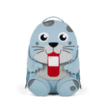 Dieser praktische Rucksack von Affenzahn begleitet Kinder zuverlässig durch den Alltag. Mit seinem niedlichen Robbe-Design und durchdachten Features bietet er ausreichend Platz für Schulutensilien, Pausensnacks und kleine Abenteuer. Die ergonomischen Träger sorgen für angenehmen Tragekomfort, während die robuste Verarbeitung Langlebigkeit garantiert. Perfekt für Kindergarten, Schule oder Ausflüge – ein treuer Begleiter für kleine Entdecker.