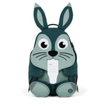 Der Rucksack Large Friend Hase von Affenzahn ist der perfekte Begleiter für Kinder im Alltag und auf Abenteuern. Mit seinem niedlichen Hasen-Design und der robusten Verarbeitung bietet er ausreichend Platz für Schulutensilien, Spielzeug und persönliche Gegenstände. Die ergonomischen Schultergurte sorgen für angenehmen Tragekomfort, während die hochwertige Verarbeitung Langlebigkeit garantiert. Ideal für Kindergarten, Schule oder Ausflüge – ein treuer Freund, der Kinder überallhin begleitet.