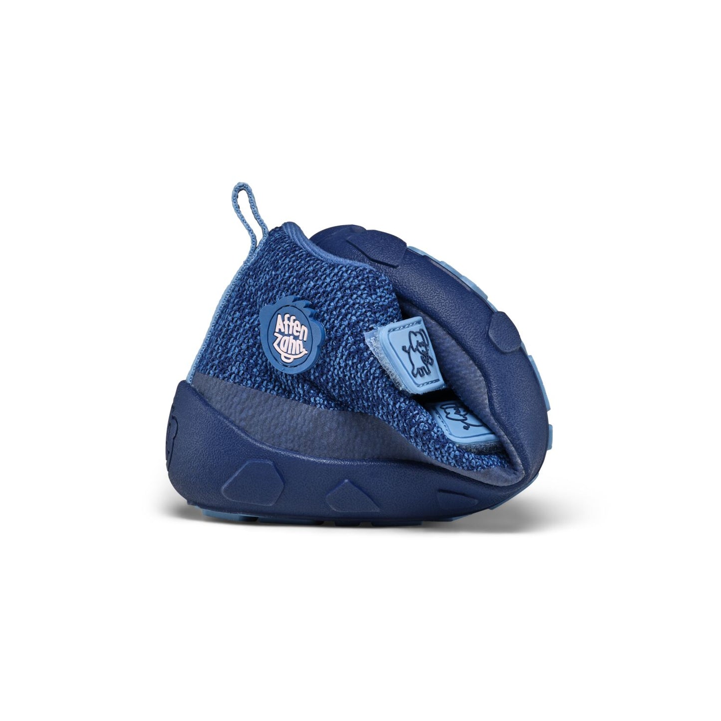 Der ideale Begleiter für die herbstliche Übergangszeit: Unser bunter Barfußschuh Happy von Affenzahn ist wasserdicht & kalt gefüttert. Einfach mit Klettverschlüssen auf und zu zumachen. - Obermaterial: bluesign®-zertifiziertes Polyester Knit