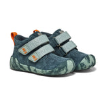 Der Lauflerner Übergangsschuh Talky von Affenzahn begleitet Ihr Kind sicher in die nächste Phase des Laufenlernens. Mit hochwertigem Leder und ergonomischem Design bietet dieser Schuh optimale Unterstützung für wachsende Füße. Die flexible Sohle ermöglicht natürliche Bewegungsabläufe, während die robuste Verarbeitung Langlebigkeit garantiert. Perfekt für aktive Kleinkinder, die ihre Welt erkunden möchten.