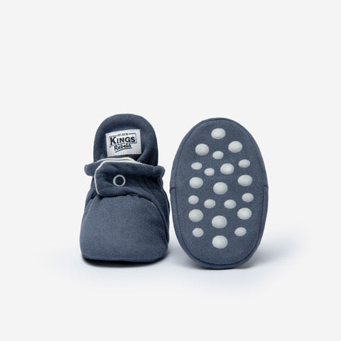 Die Kings & Rebels Baby Booties wurden mit einem einfachen und praktischen Druckknopf- Verschluss entworfen, was das Anziehen von strampelnden Babys in wenigen Sekunden ermöglicht.
Der komplett um die Ferse verlaufende und über dem Knöchel sitzende, integrierte Gummizug verhindert auch bei sehr aktiven Babys das Herunterrutschen des Booties.
Die Booties passen sich perfekt an die individuelle Form der Babyfüße an und schränken somit die natürliche Entwicklung in keinster Weise ein. 
Alle Kings &