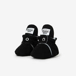 Die Kings & Rebels Baby Booties wurden mit einem einfachen und praktischen Druckknopf- Verschluss entworfen, was das Anziehen von strampelnden Babys in wenigen Sekunden ermöglicht.
Der komplett um die Ferse verlaufende und über dem Knöchel sitzende, integrierte Gummizug verhindert auch bei sehr aktiven Babys das Herunterrutschen des Booties.
Die Booties passen sich perfekt an die individuelle Form der Babyfüße an und schränken somit die natürliche Entwicklung in keinster Weise ein. 
Alle Kings &